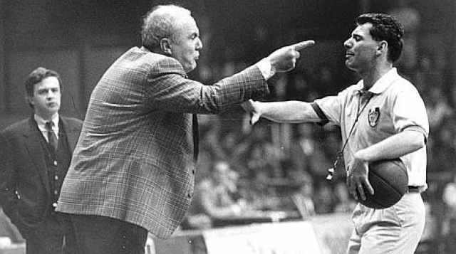 Dido Guerrieri mentre contesta una decisione arbitrale, e sullo sfondo Casalini